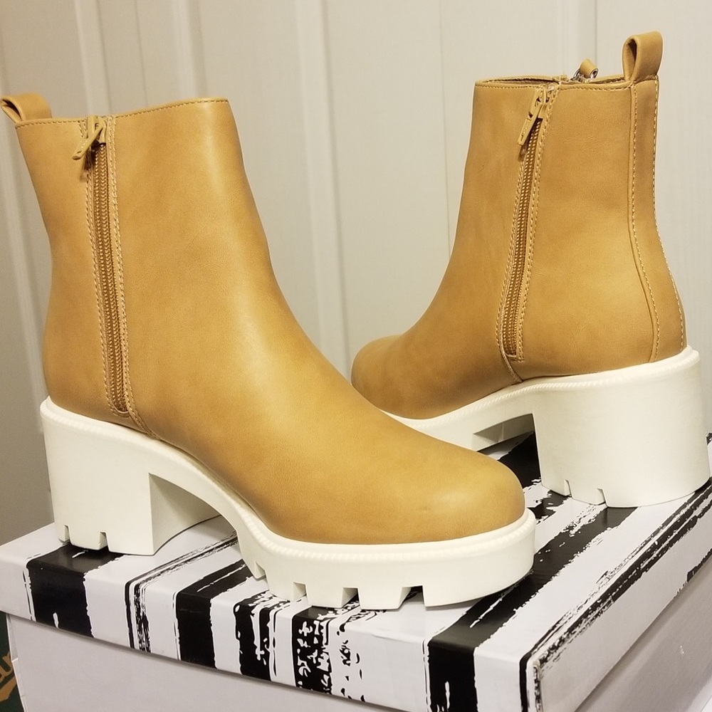 Dolce Vita camel brown ladies boots 8.5
Brand-new in the box💎🤩